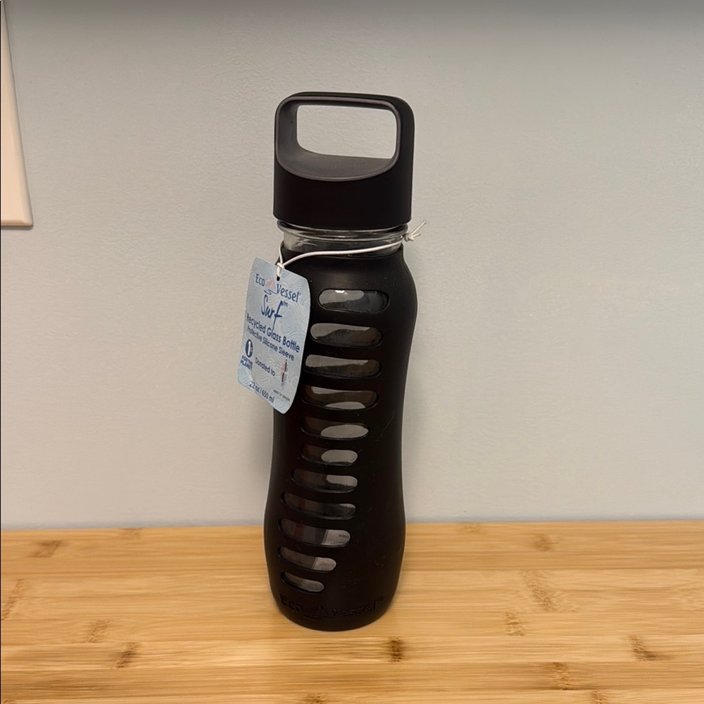Ecovessel Surf Recycled Glass Black Water Bottle 22 ounces NEW Silicone Sleeve